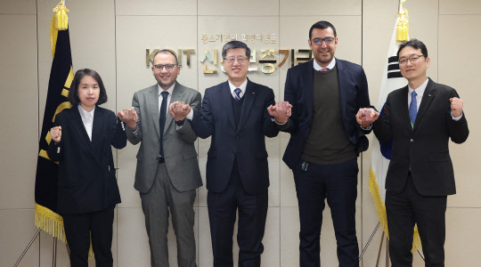 최원목 신용보증기금 이사장(가운데)이 이집트 신용보증공사(CGCE) 대표단과의 접견 후 기념촬영을 하고 있다. <신용보증기금 제공>